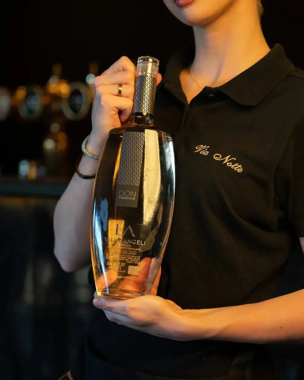 Service d'une bouteille en salle au Via Notte