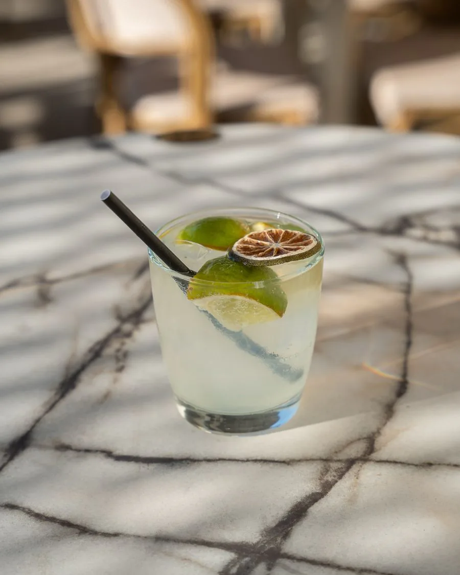 Cocktail servi sur une table en marbre