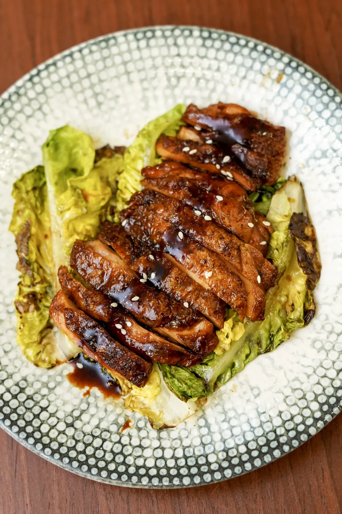 Poulet glace sauce soja vue verticale haute, salade braisee