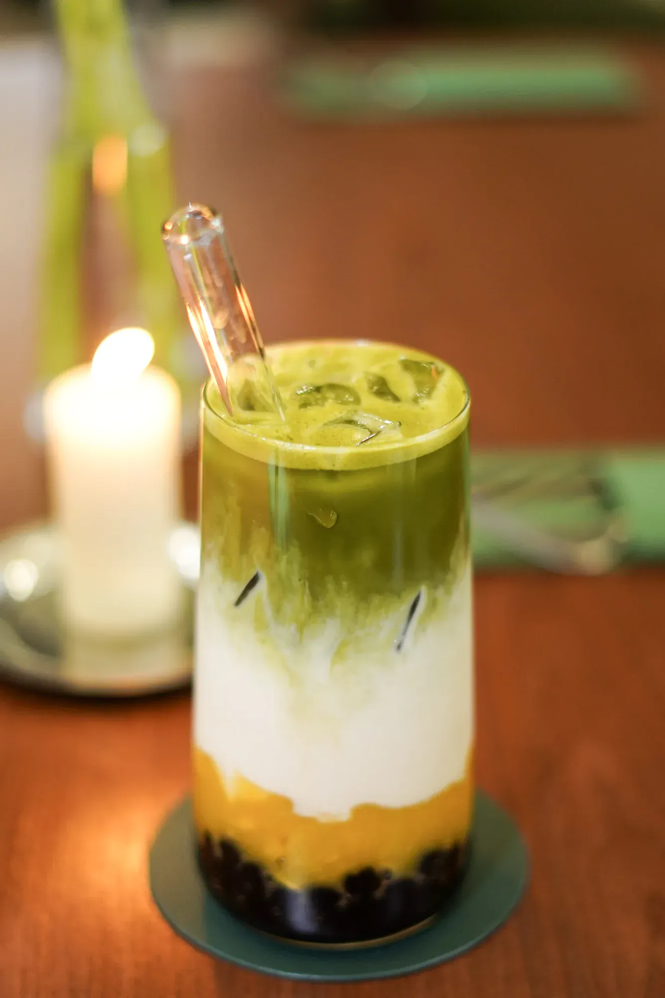 Thé matcha latte glacé aux perles de tapioca, écho de texture au mochi