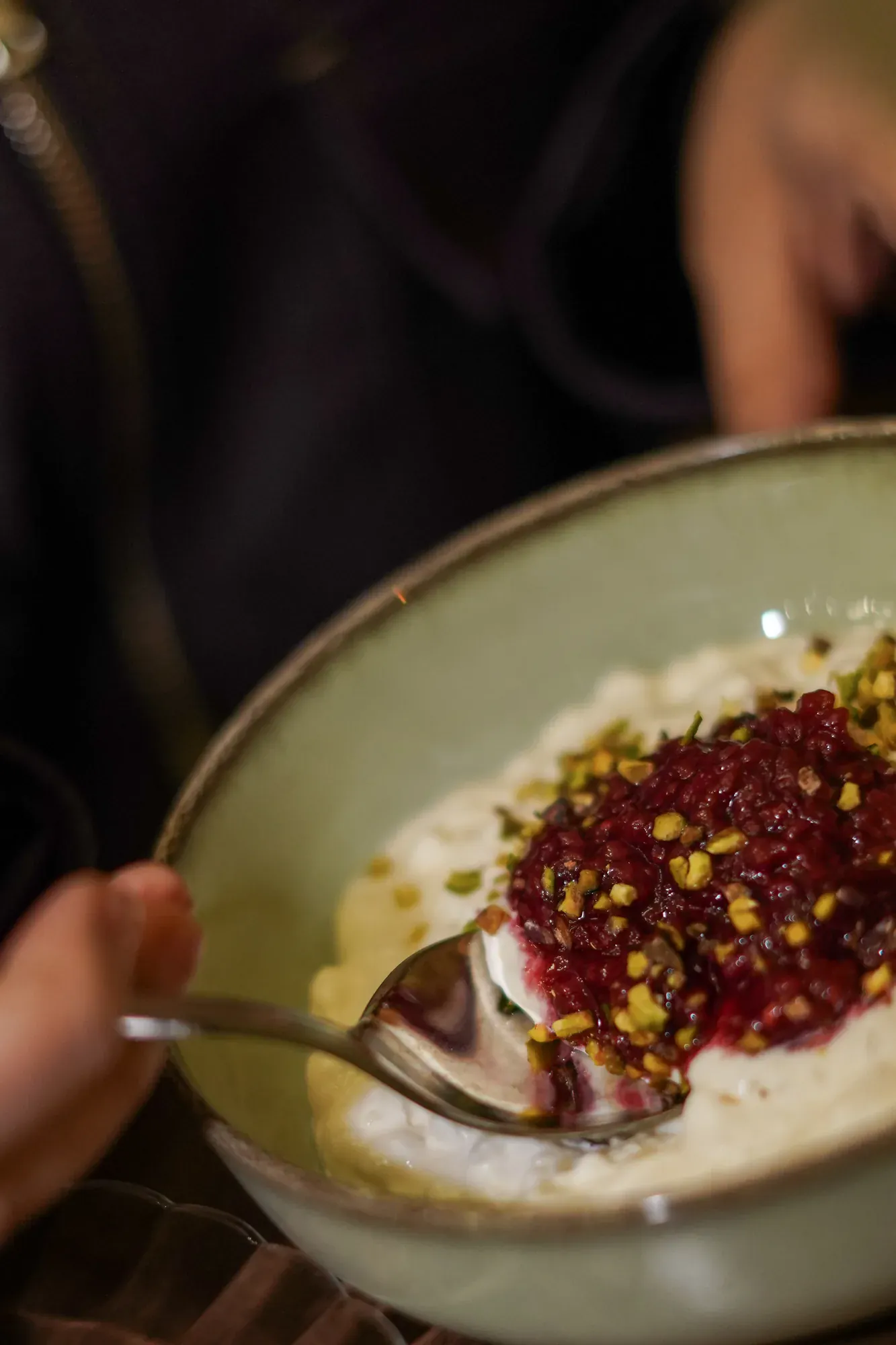 Riz au lait framboise pistache cuillere en mouvement