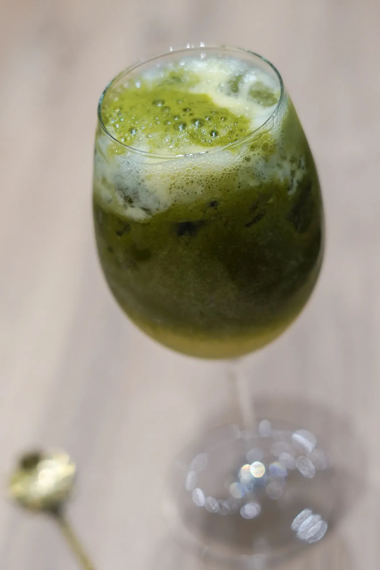verre matcha frappe mousse vue plongee bois