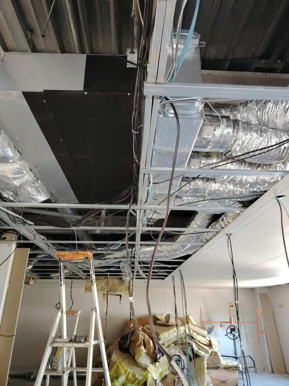 Gaines de climatisation installées en faux plafond