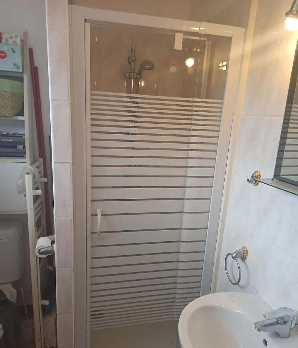 Salle de bain avec la douche refaite à neuf
