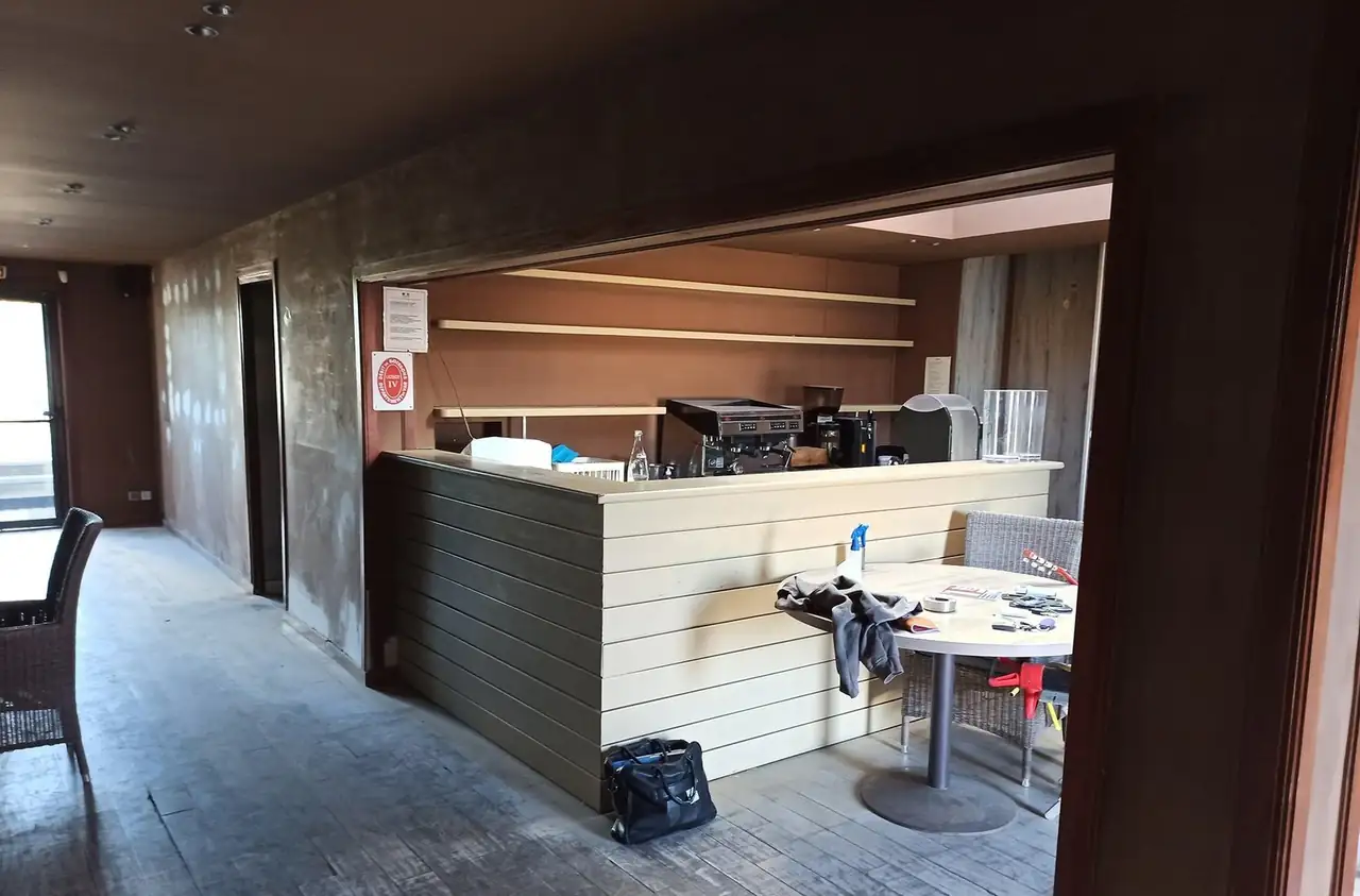 Comptoir d'accueil en bois rénové