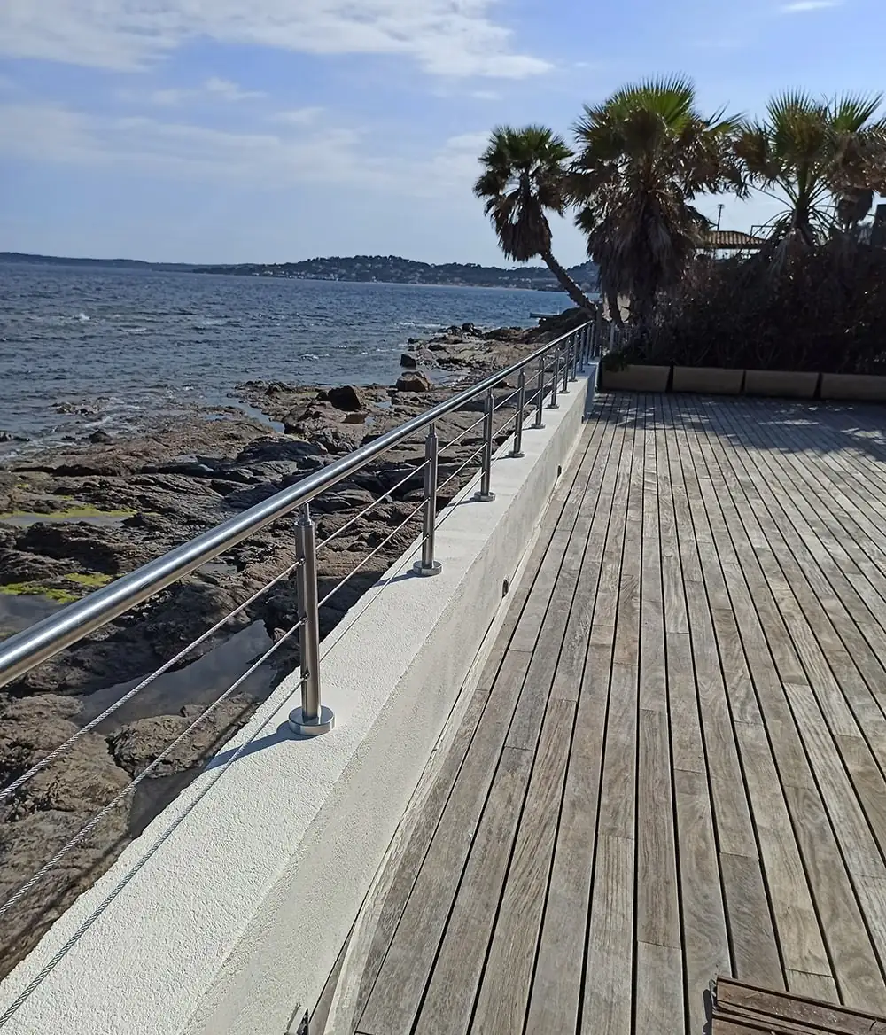 Terrasse bois en bord de mer, après rénovation