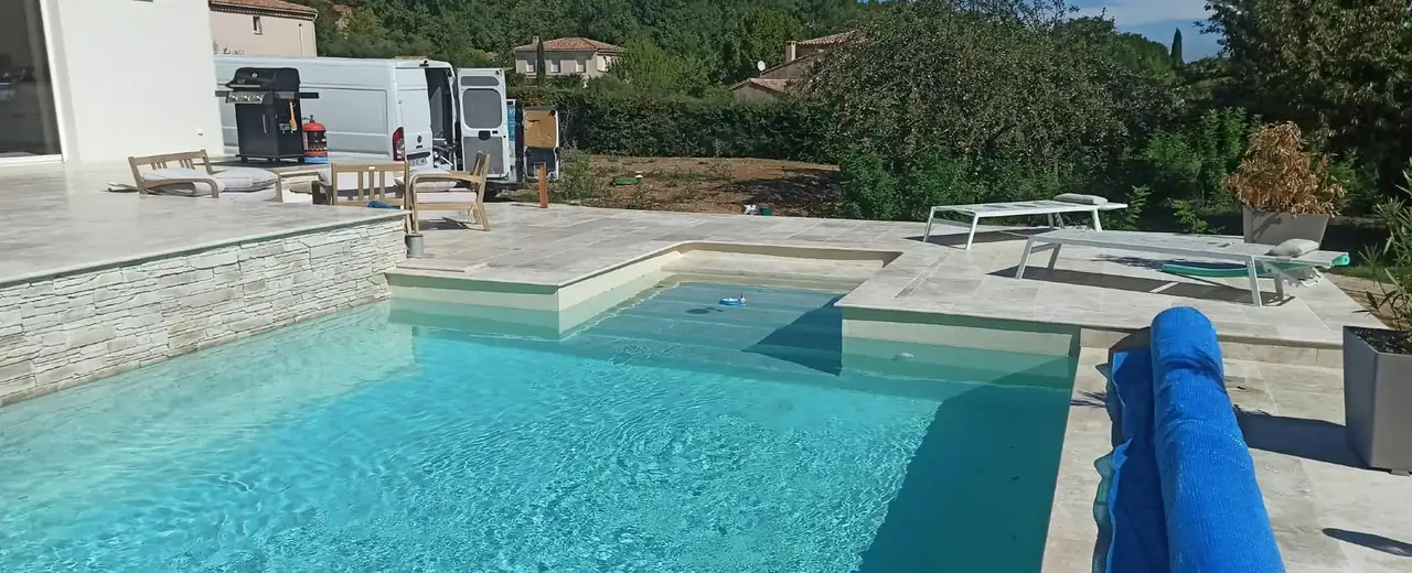 Piscine et terrasse rénovées par NTB Provence