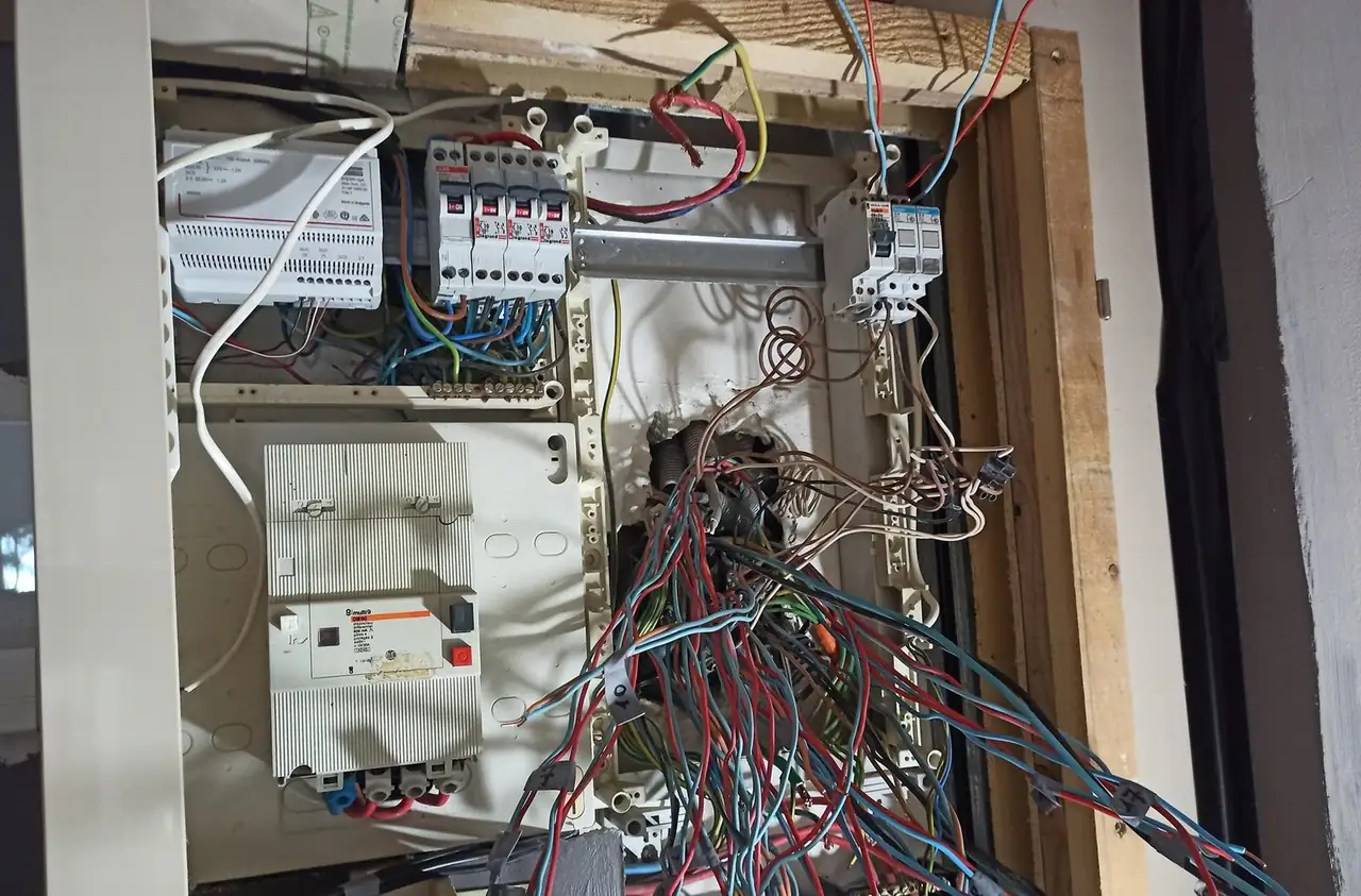 Tableau électrique avant intervention, câblage en désordre