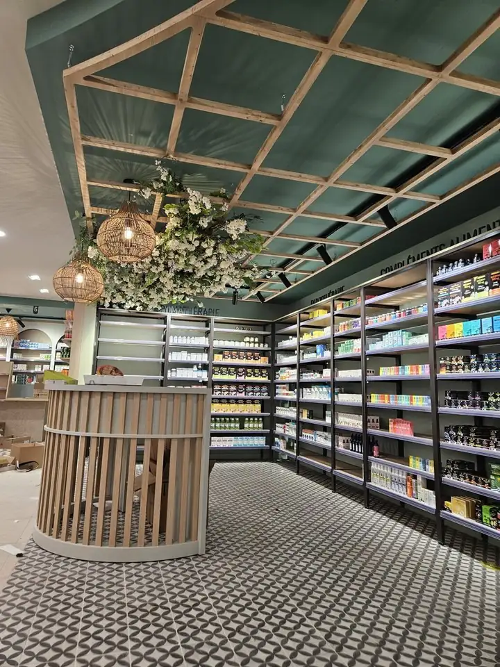 Espace Santé au naturel de la pharmacie, éclairé par des suspensions