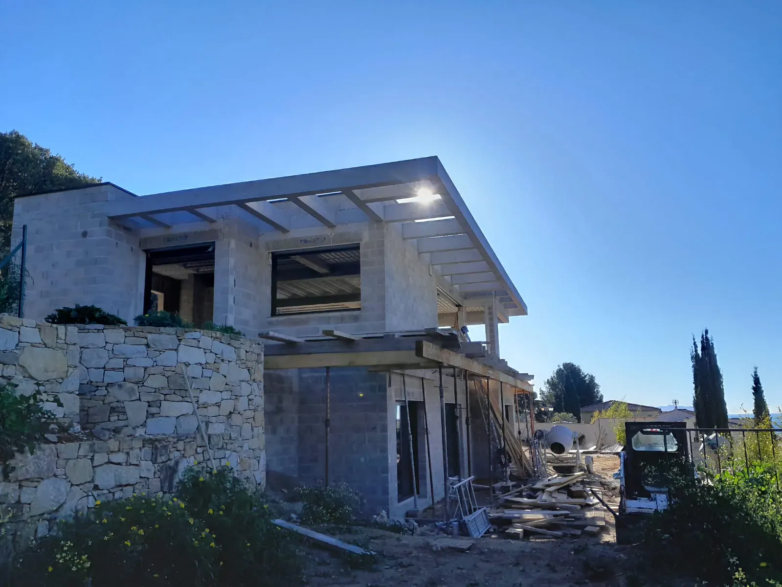 Villa en cours de rénovation à Marseille prête pour les travaux de peinture bâtiment