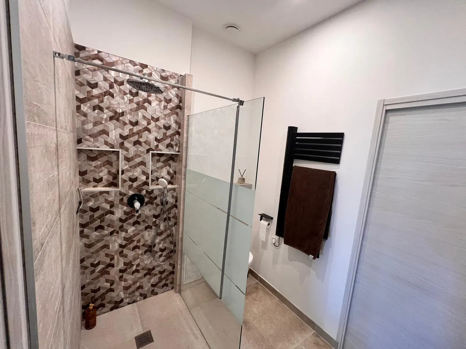 Douche à l'italienne carrelée en mosaïque hexagonale réalisée par un carreleur à Arles