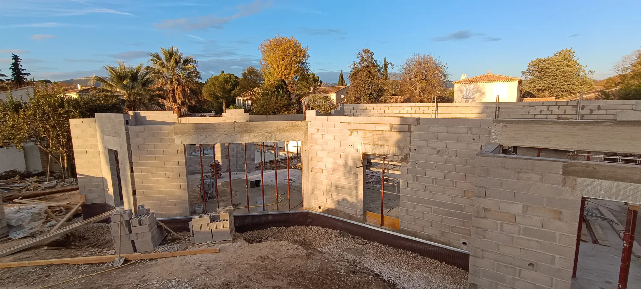 Chantier de bâtiment à Marseille avant les travaux de peinture et de ravalement
