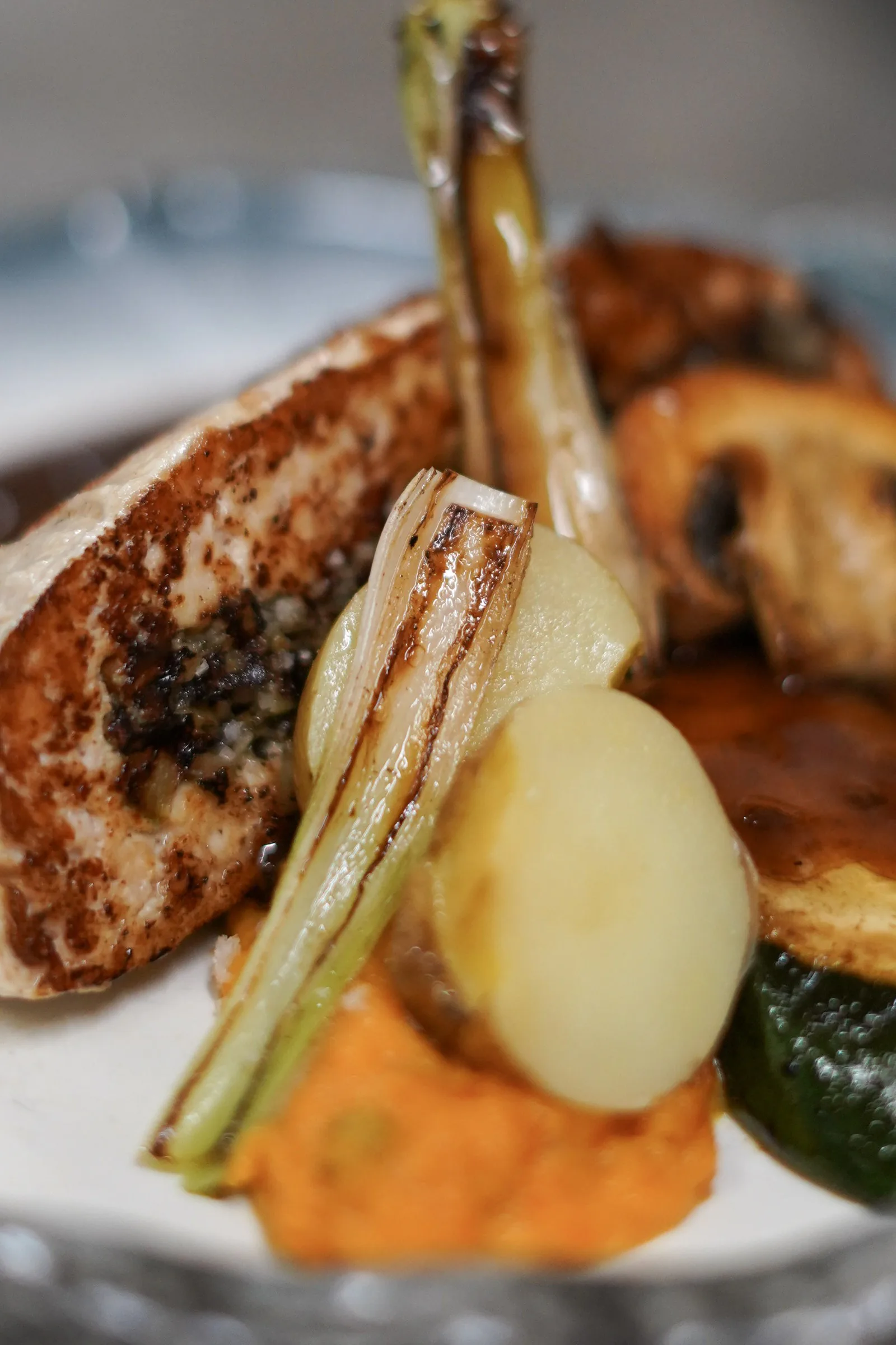 Pièce de viande grillée dressée avec soin, cuisine française du restaurant Le Saint Martin à Saint-Martin-en-Haut