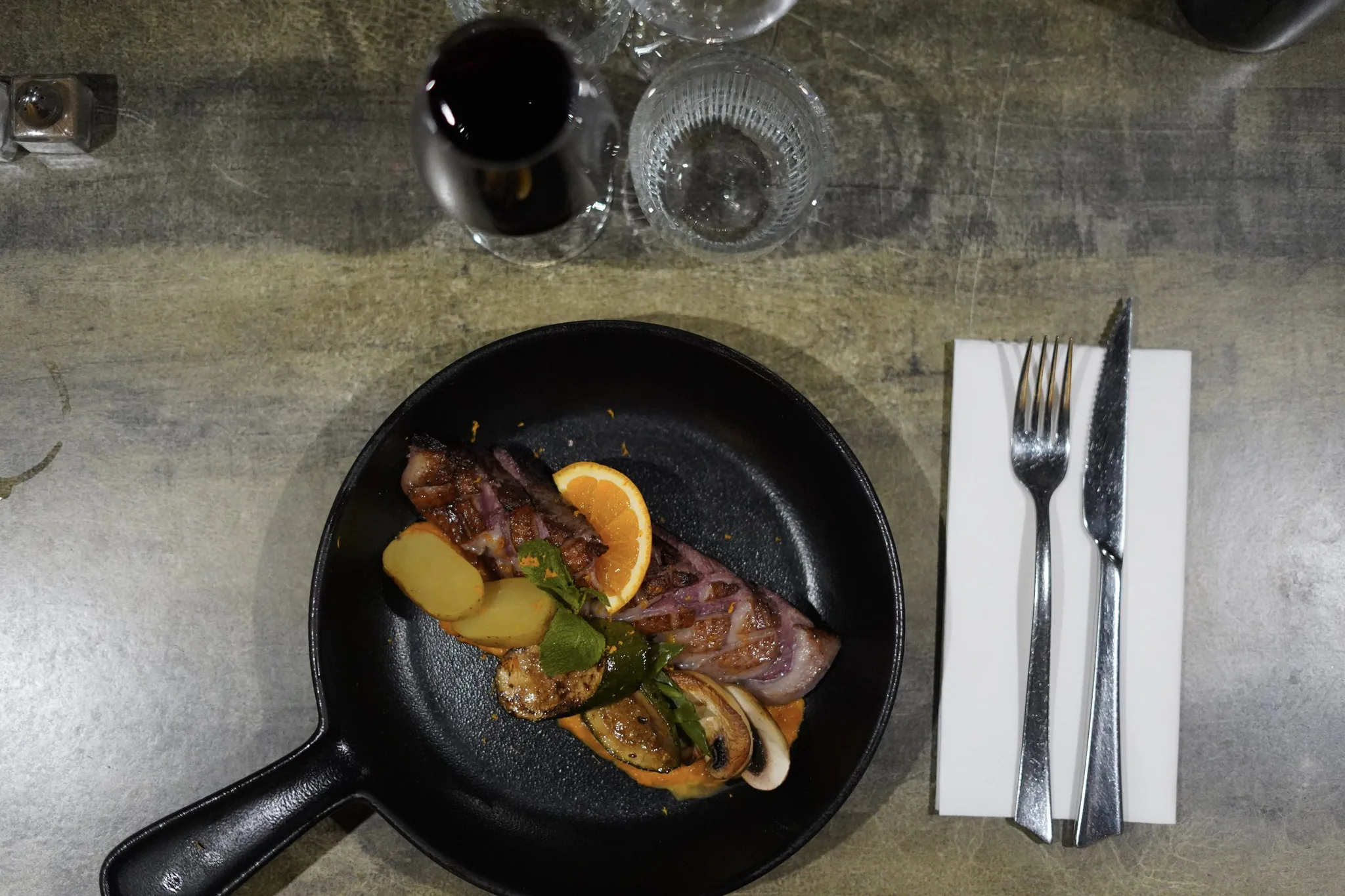 Pièce de viande travaillée à la poêle, cuisine minute du restaurant Le Saint Martin