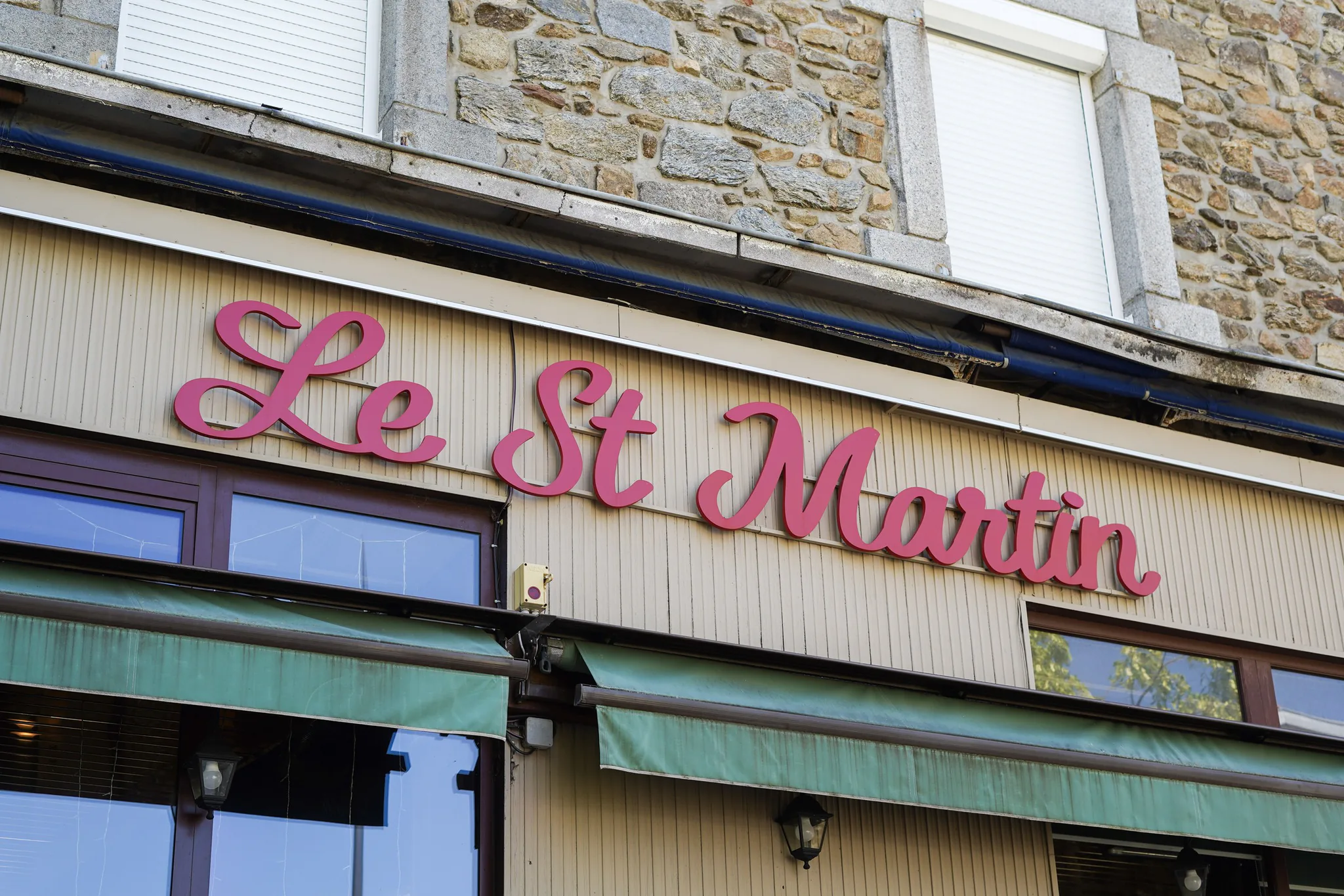 Façade du restaurant Le Saint Martin et son enseigne, Place de l'Église à Saint-Martin-en-Haut
