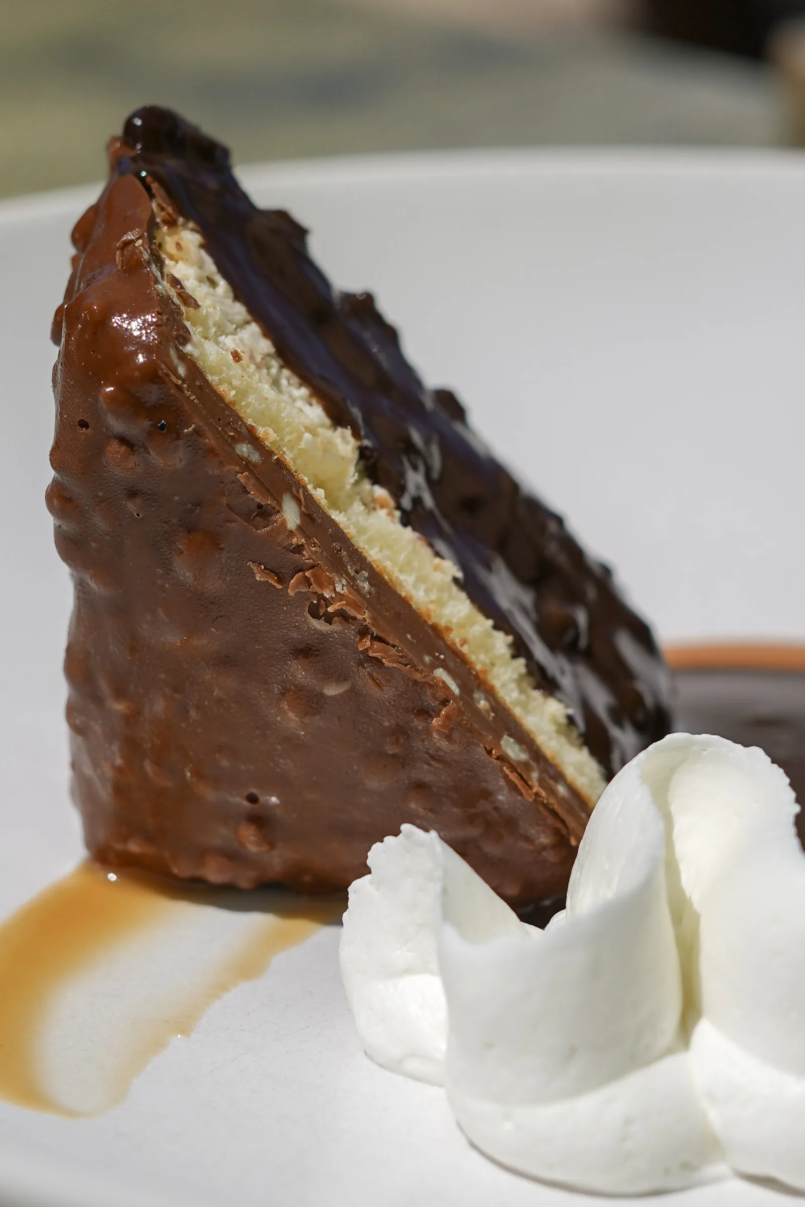 Gâteau au chocolat et chantilly, dessert maison du restaurant Le Saint Martin