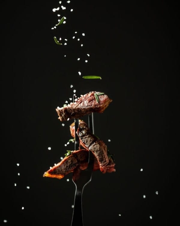 Dressage gastronomique d'une assiette par le traiteur Le Saint Martin, Saint-Martin-en-Haut