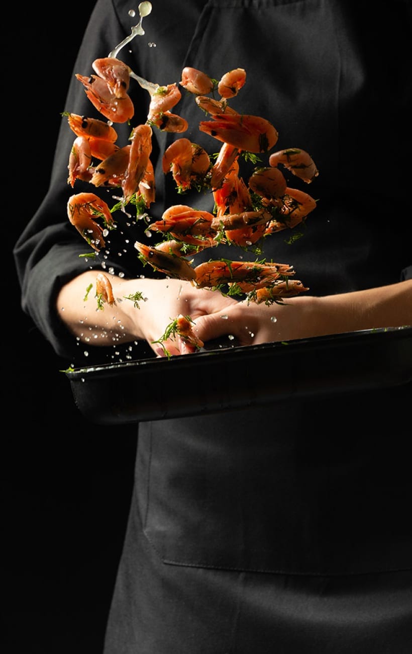 Le chef du Saint Martin en cuisine, garant du menu du midi fait maison à Saint-Martin-en-Haut