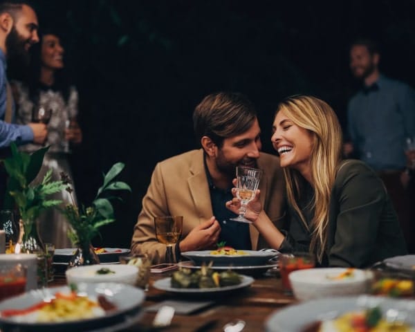 Couple partageant un verre de vin lors d'un dîner animé au restaurant Le Saint Martin