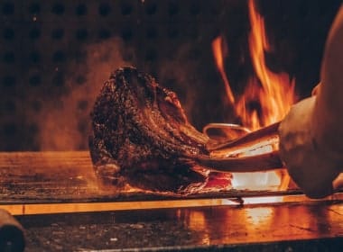 Pièce de viande grillée à la flamme, dans l'esprit du menu du midi de cuisine française du restaurant Le Saint Martin à Saint-Martin-en-Haut