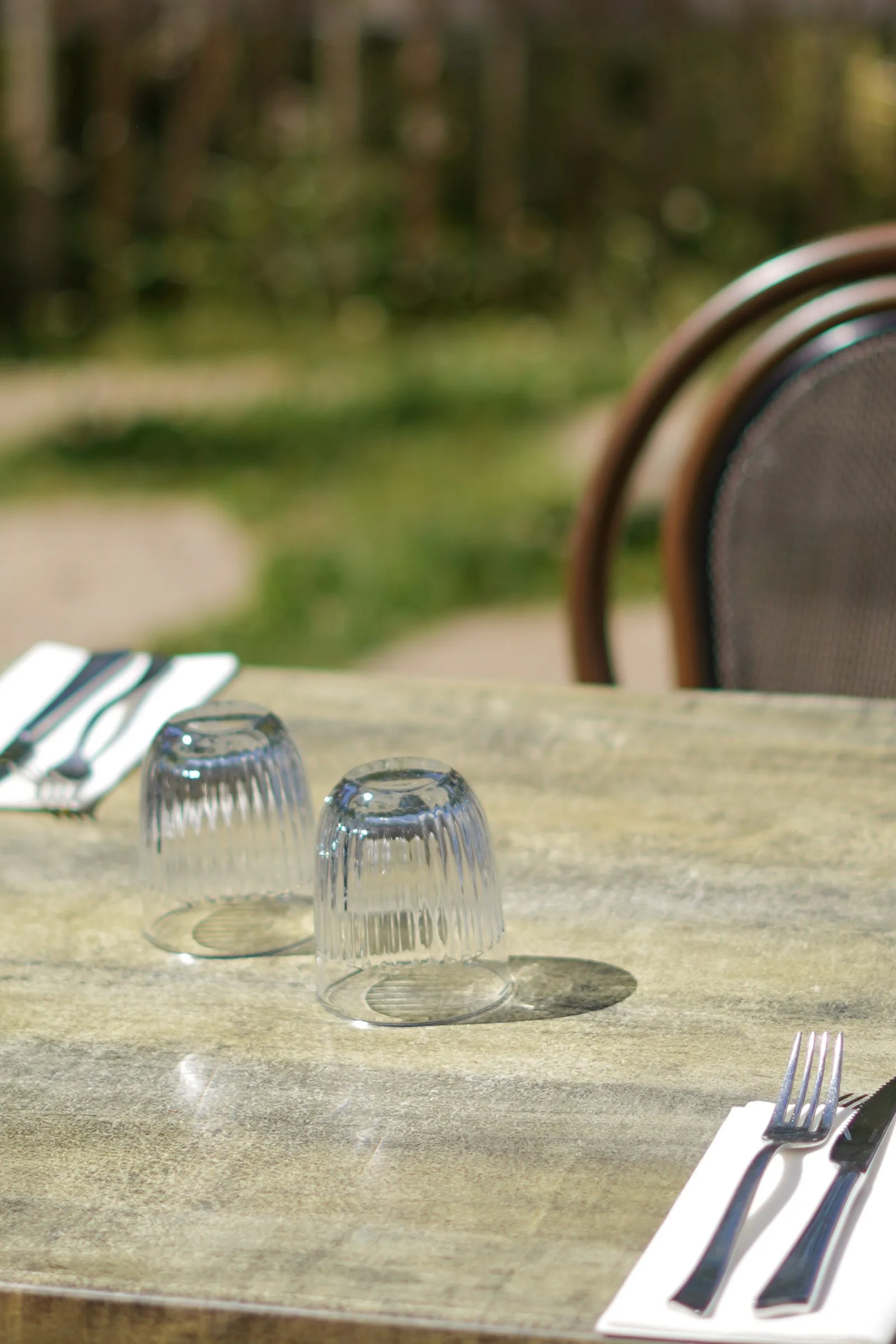 Table dressée sur la terrasse du Saint Martin, verdure des Monts du Lyonnais