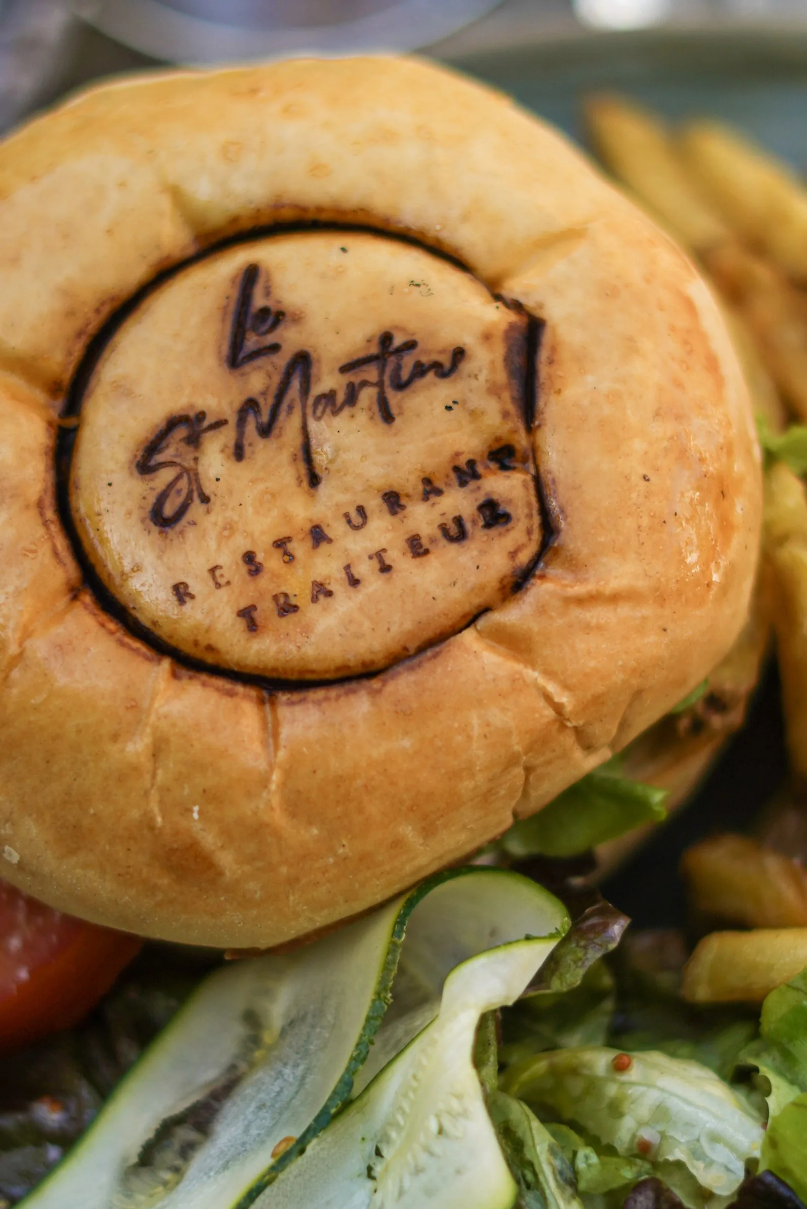Burger du St Martin au pain maison logoté, frites et salade