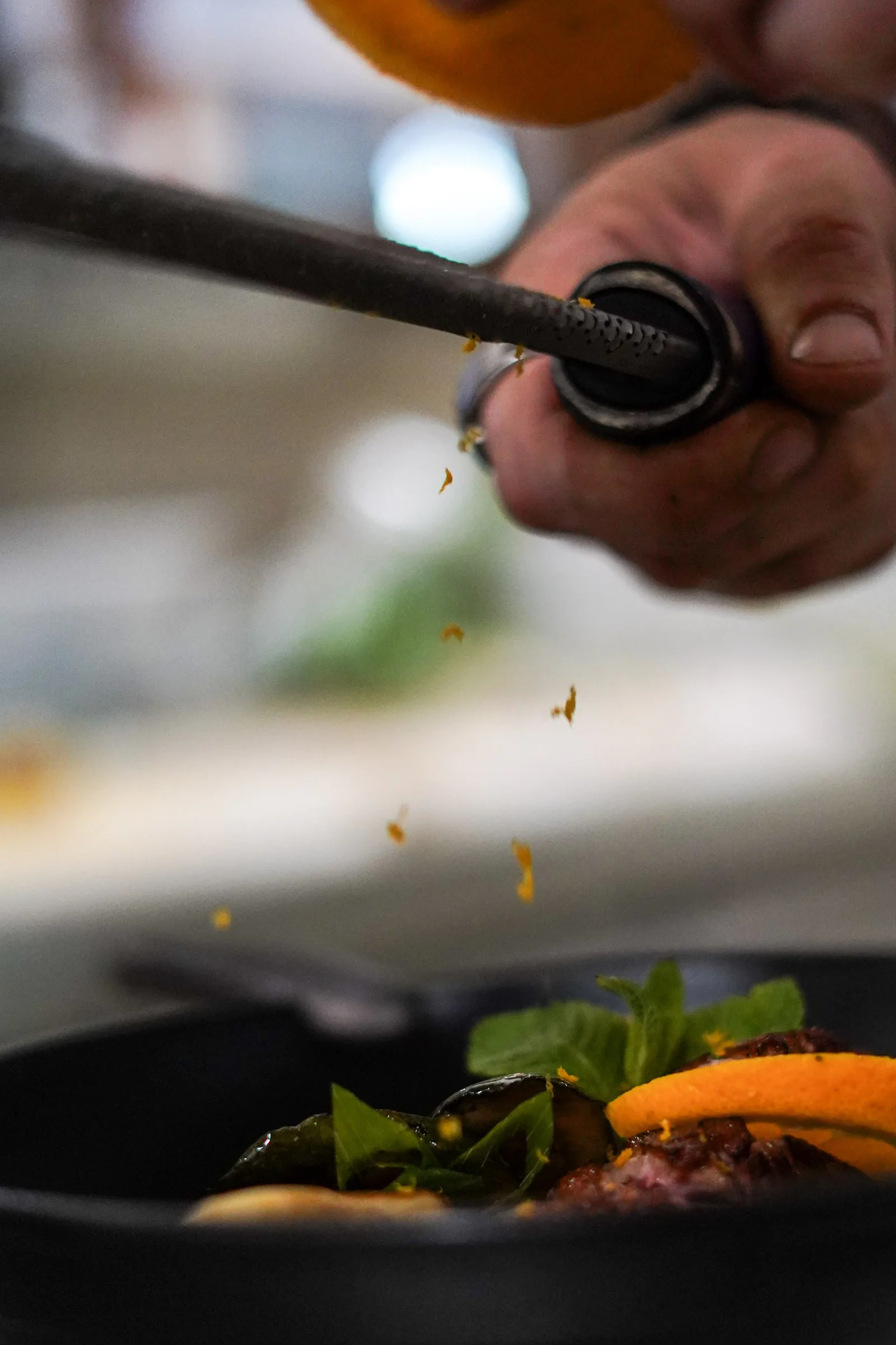 Le chef du Saint Martin en action, cuisine française maison au restaurant de Saint-Martin-en-Haut