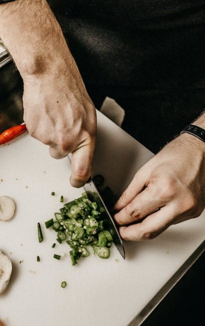 Chef du traiteur Le Saint Martin dressant un plat lors d'un événement, Monts du Lyonnais