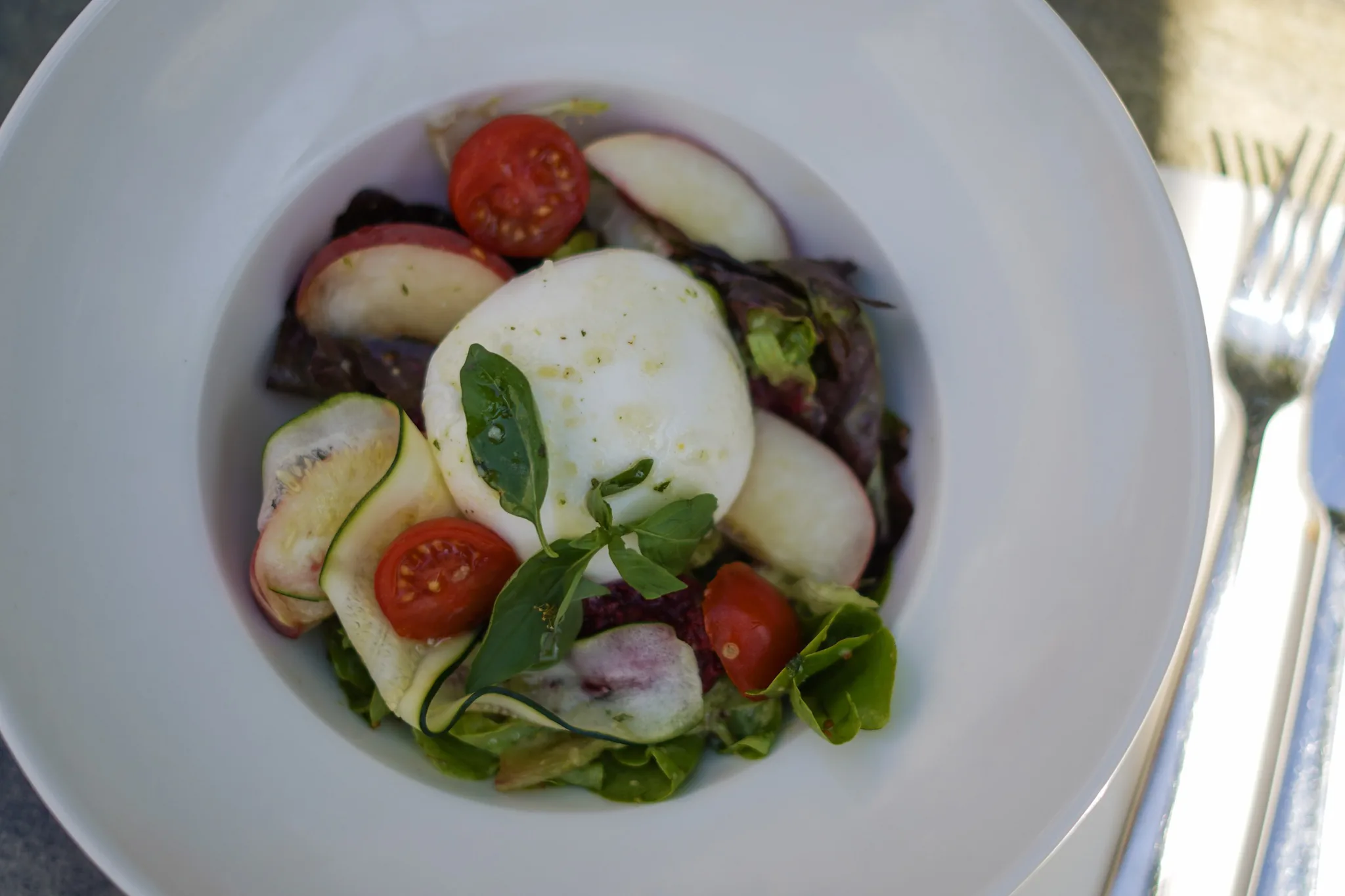 Salade de burrata, pêches et tomates cerises, fraîcheur de saison au Saint Martin