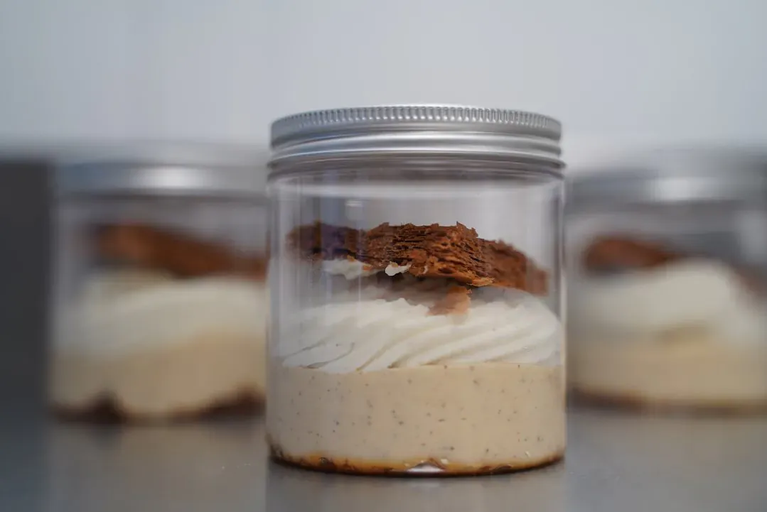 Dessert en verrine avec crème fouettée et éclats croustillants au caramel