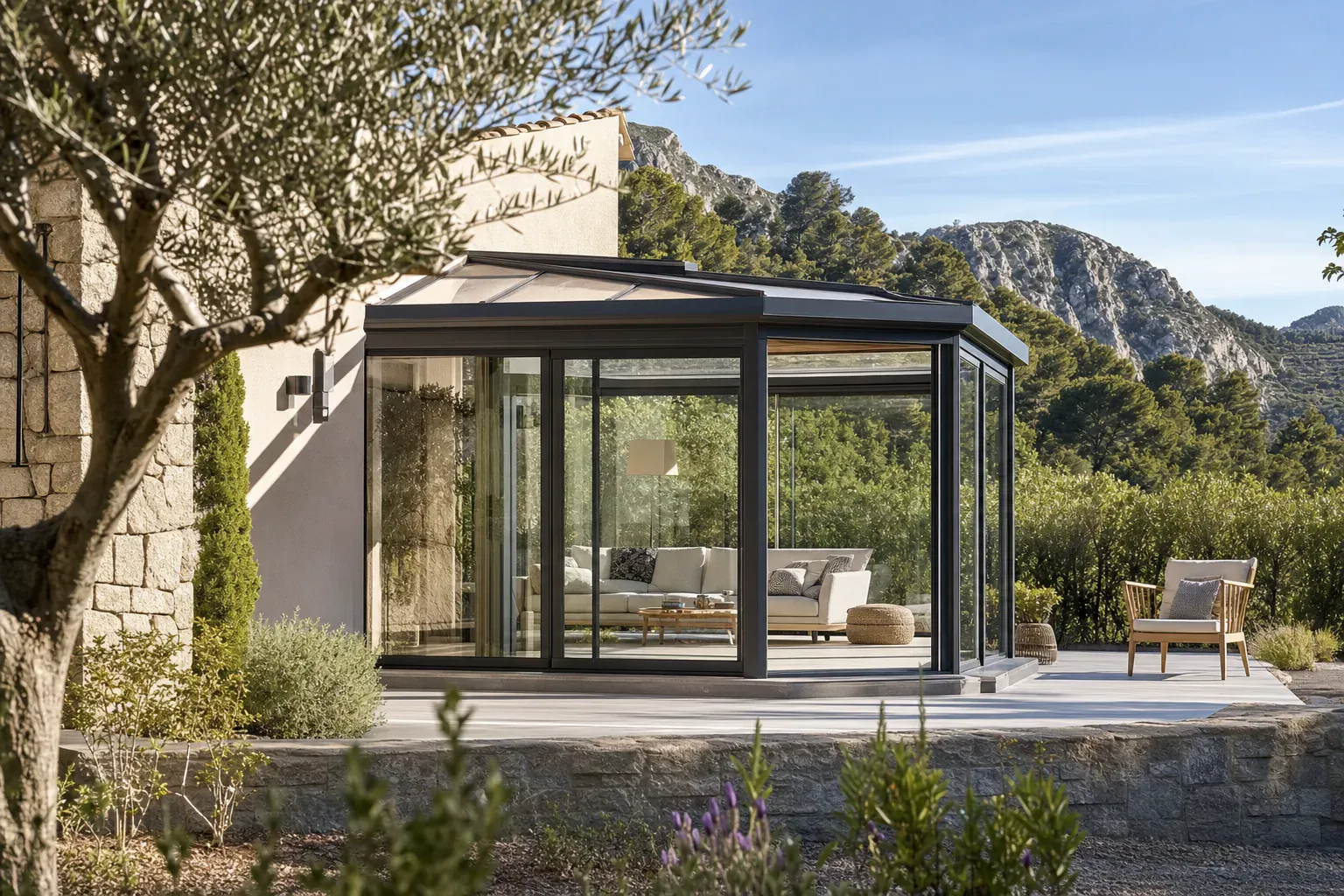Véranda contemporaine baignée de lumière, illustration d'une extension vitrée en Provence