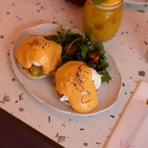 Œufs Benedict et jus de mangue frais