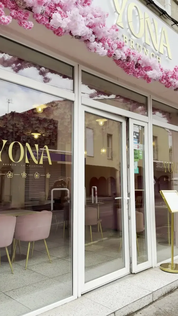 Façade YONA Brunch à La Valentine sous les fleurs roses