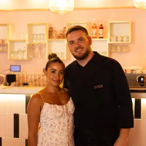 L'équipe Yona au comptoir du salon de thé