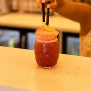 Limonade rouge et sa tranche d'agrume, servie au comptoir
