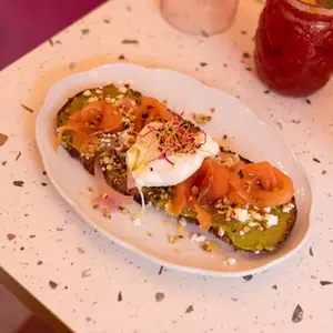 Toast à l'avocat, saumon fumé et œuf poché