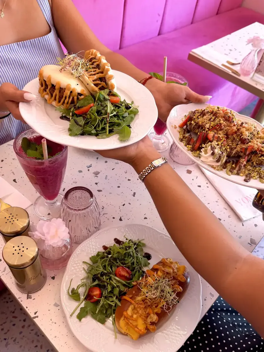 Assiette salée bao, gaufre et smoothie chez Yona
