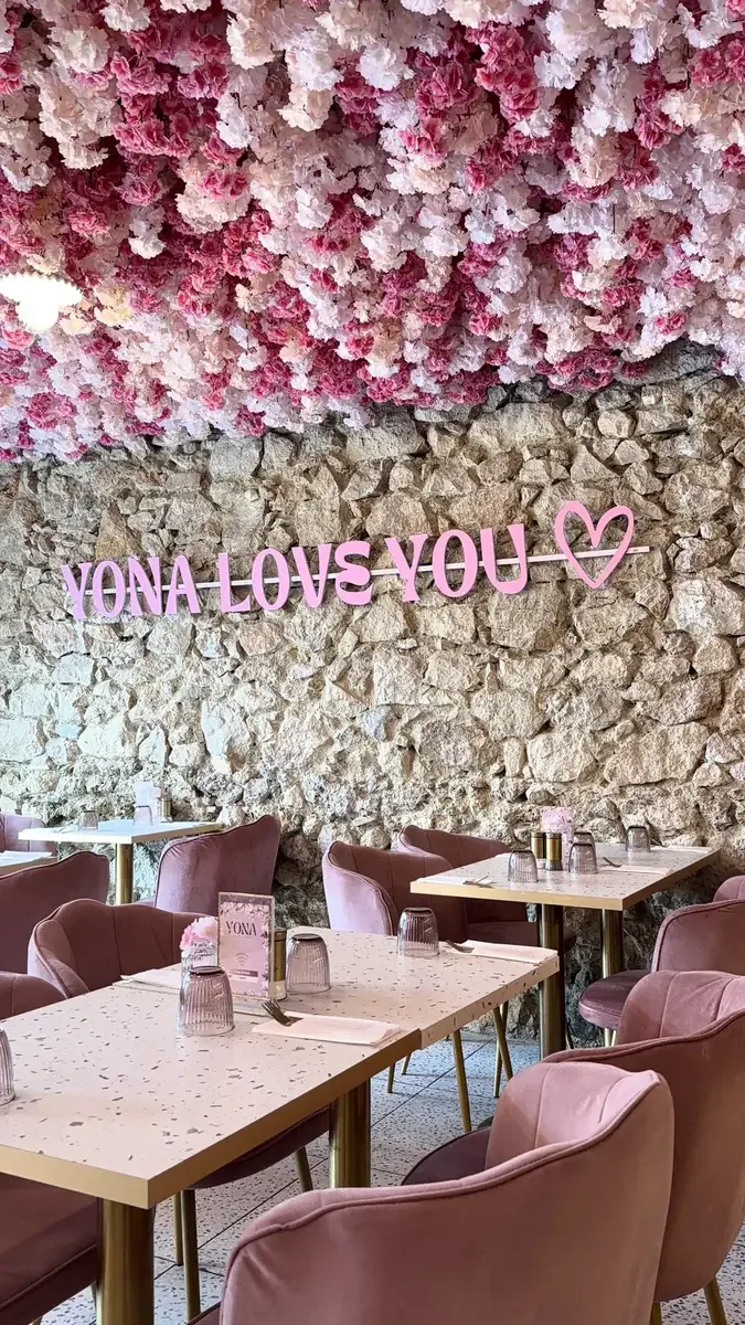 Pancakes roses aux fruits rouges, chez Yona
