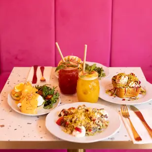 Une tablée complète : sucré, salé et boissons signature