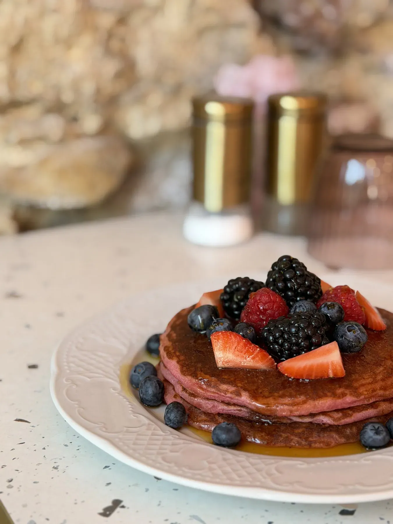 Pancakes moelleux aux fruits rouges et sirop, chez Yona