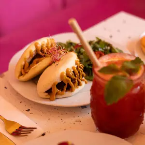 Baos moelleux et limonade rouge