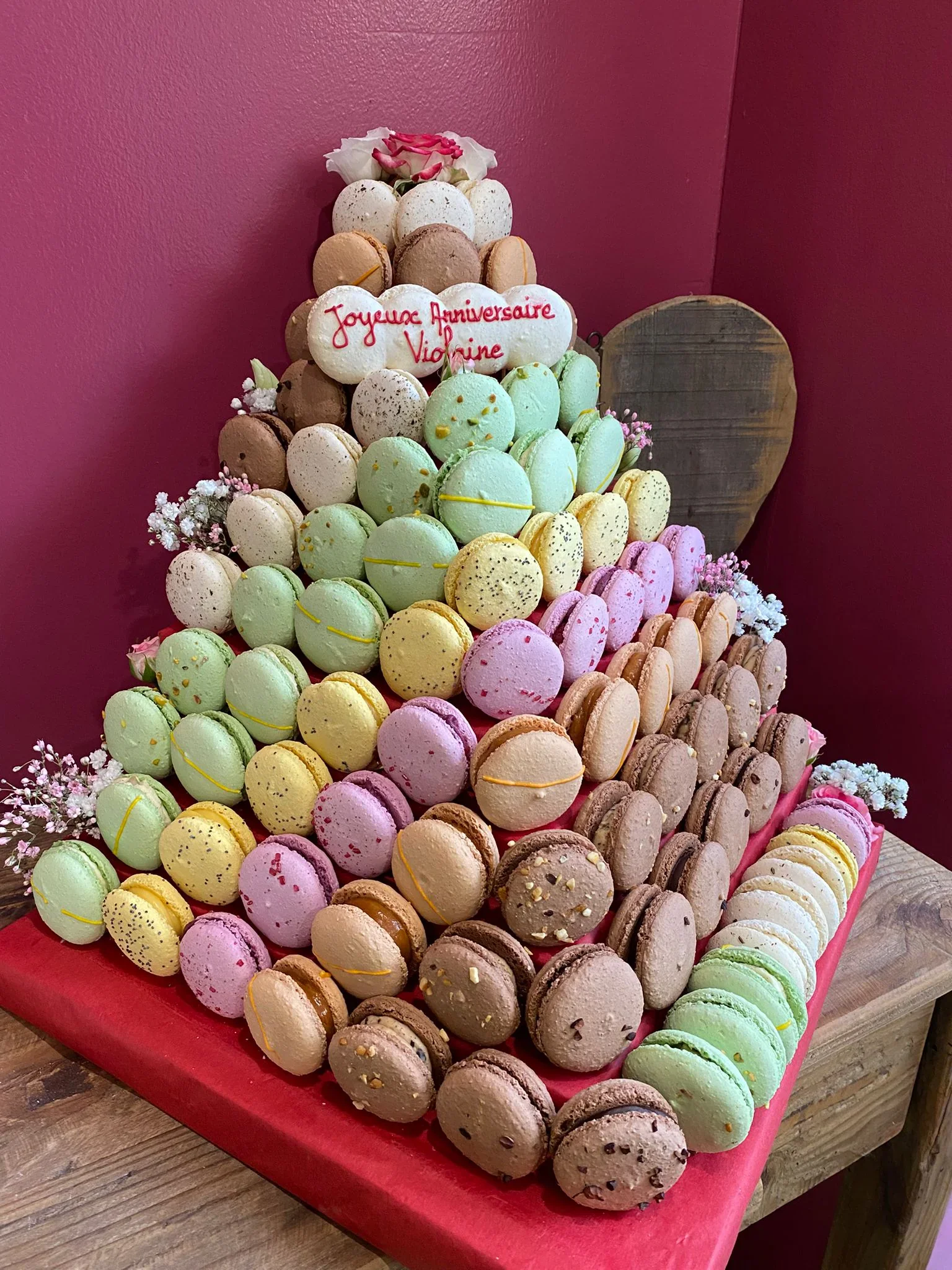 Pièce montée en macarons multicolores, anniversaire personnalisé, fleurs fraîches et étiquettes par parfum