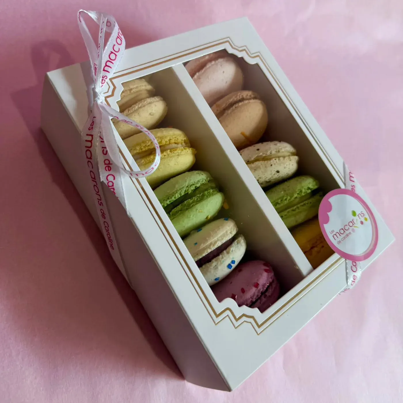 Coffret cadeau à fenêtre garni de macarons multicolores Les Macarons de Caroline, prêt à offrir
