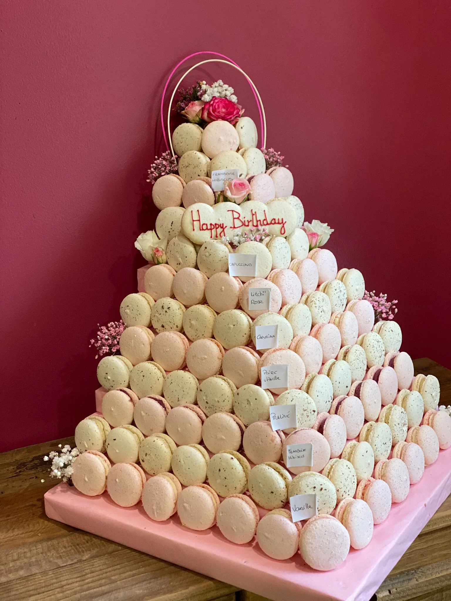 Pièce montée pastel en macarons avec fleurs séchées et roses, bohème chic, floral et élégant