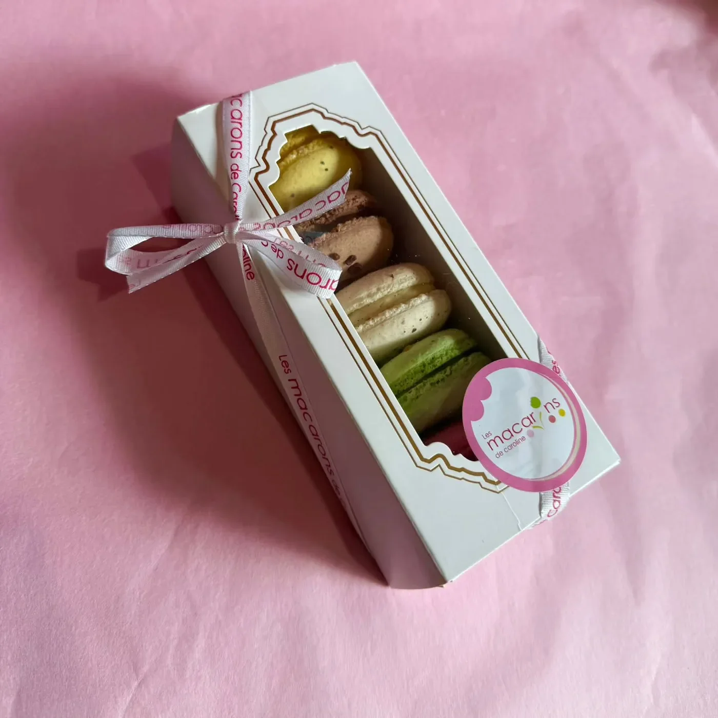 Boîte de macarons multicolores Les Macarons de Caroline nouée d'un ruban, à offrir en cadeau aux invités du mariage