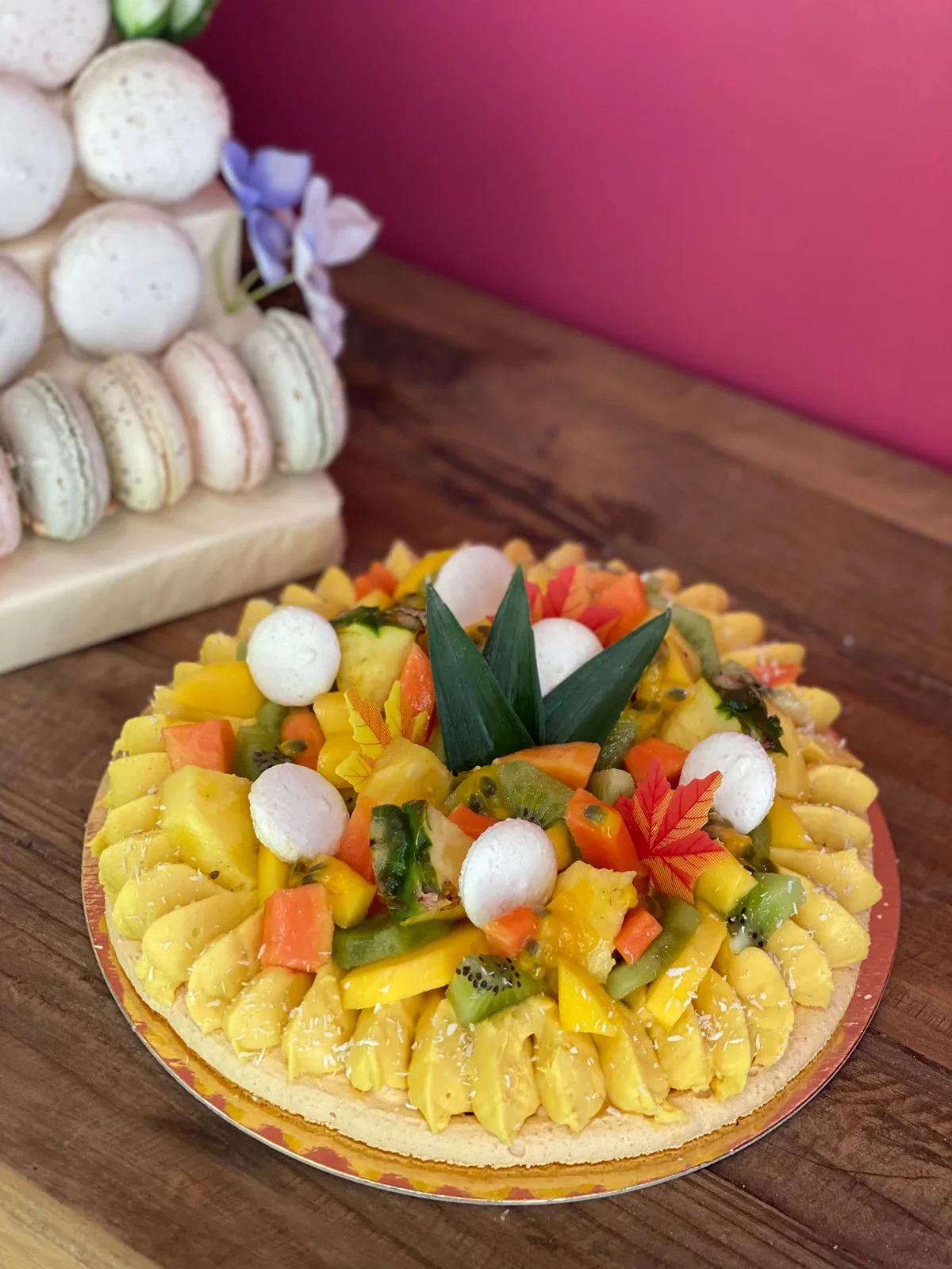 Tarte aux fruits exotiques garnie de mangue, kiwi et papaye, décors en chocolat blanc, création à partager