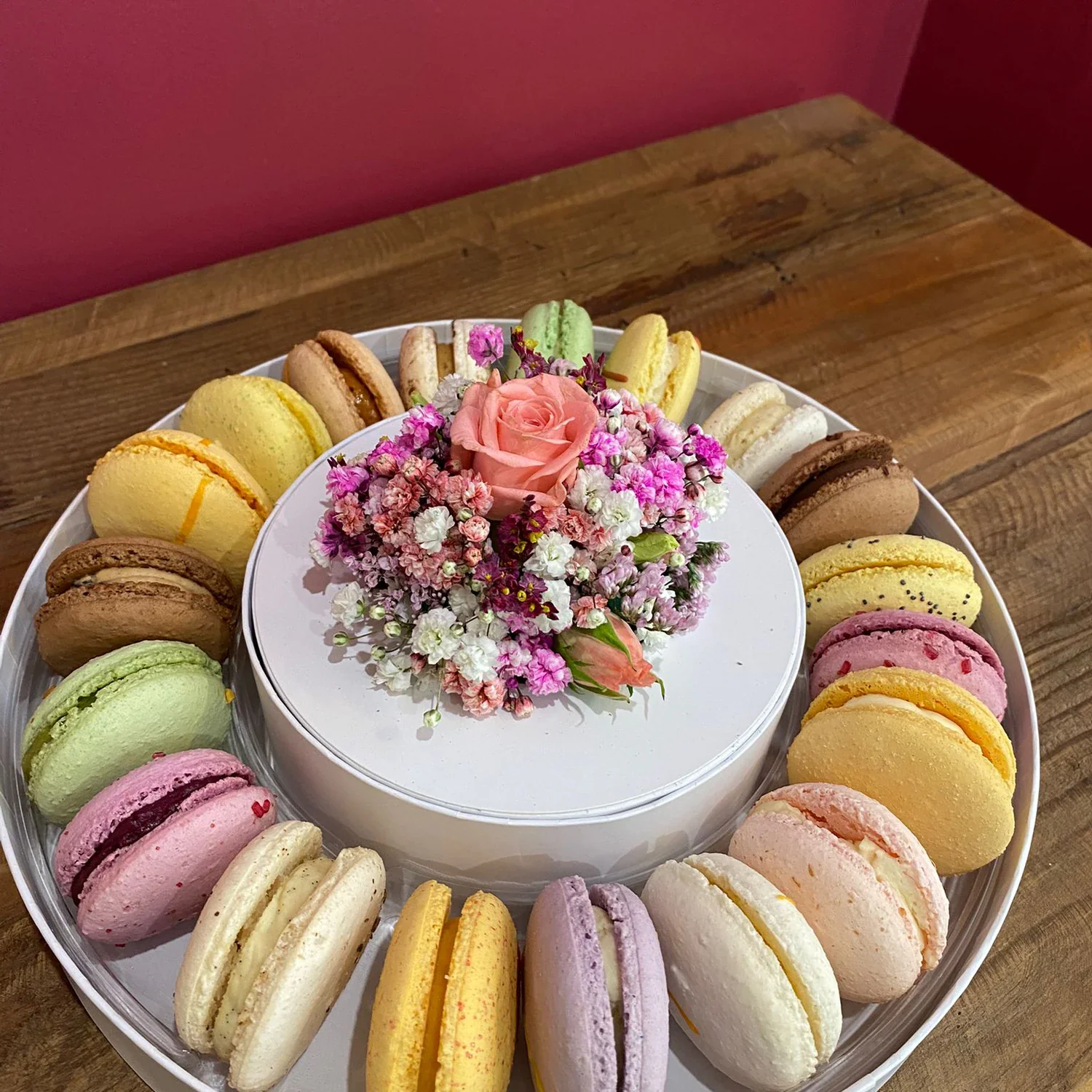 Centre de table en macarons pour réception, palette pastel, Les Macarons de Caroline