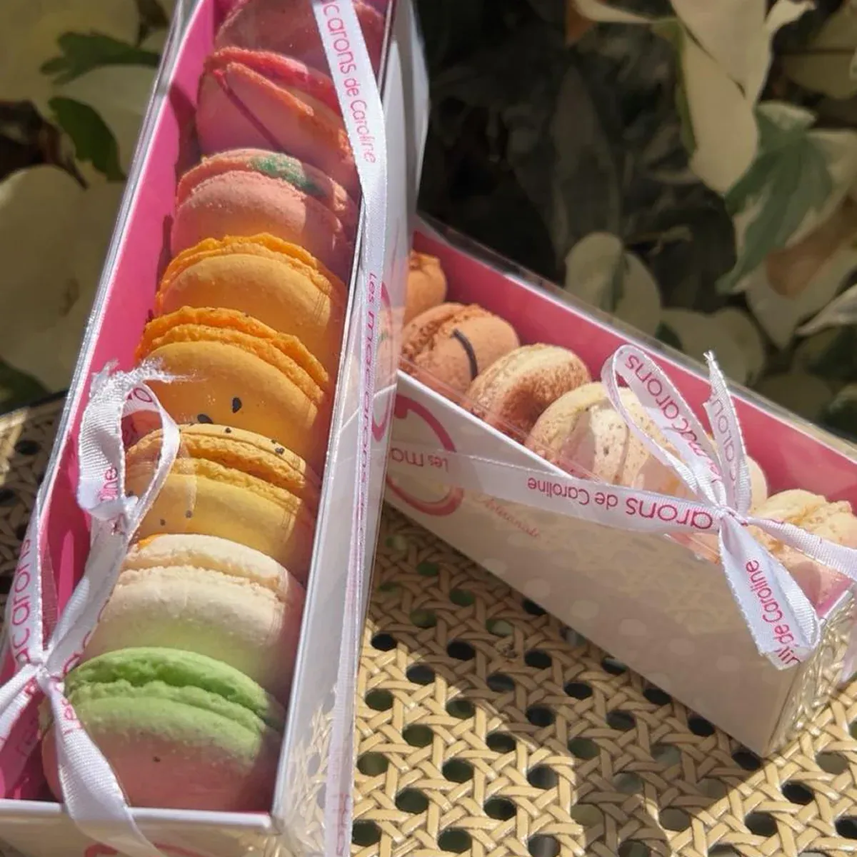 Deux boîtes de macarons colorés Les Macarons de Caroline, prêtes à offrir