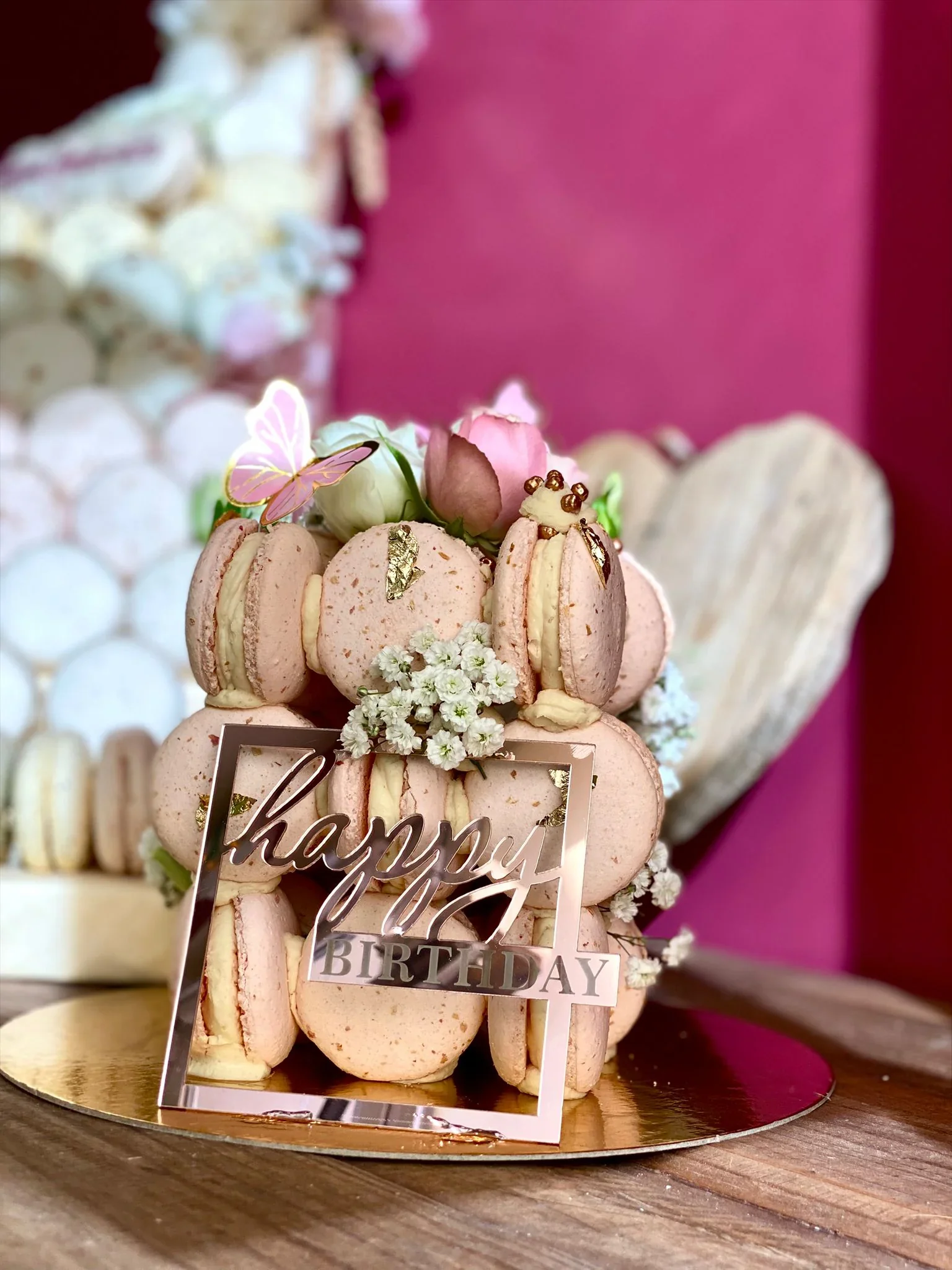 Cube signature en 27 macarons, présentation iconique des Macarons de Caroline
