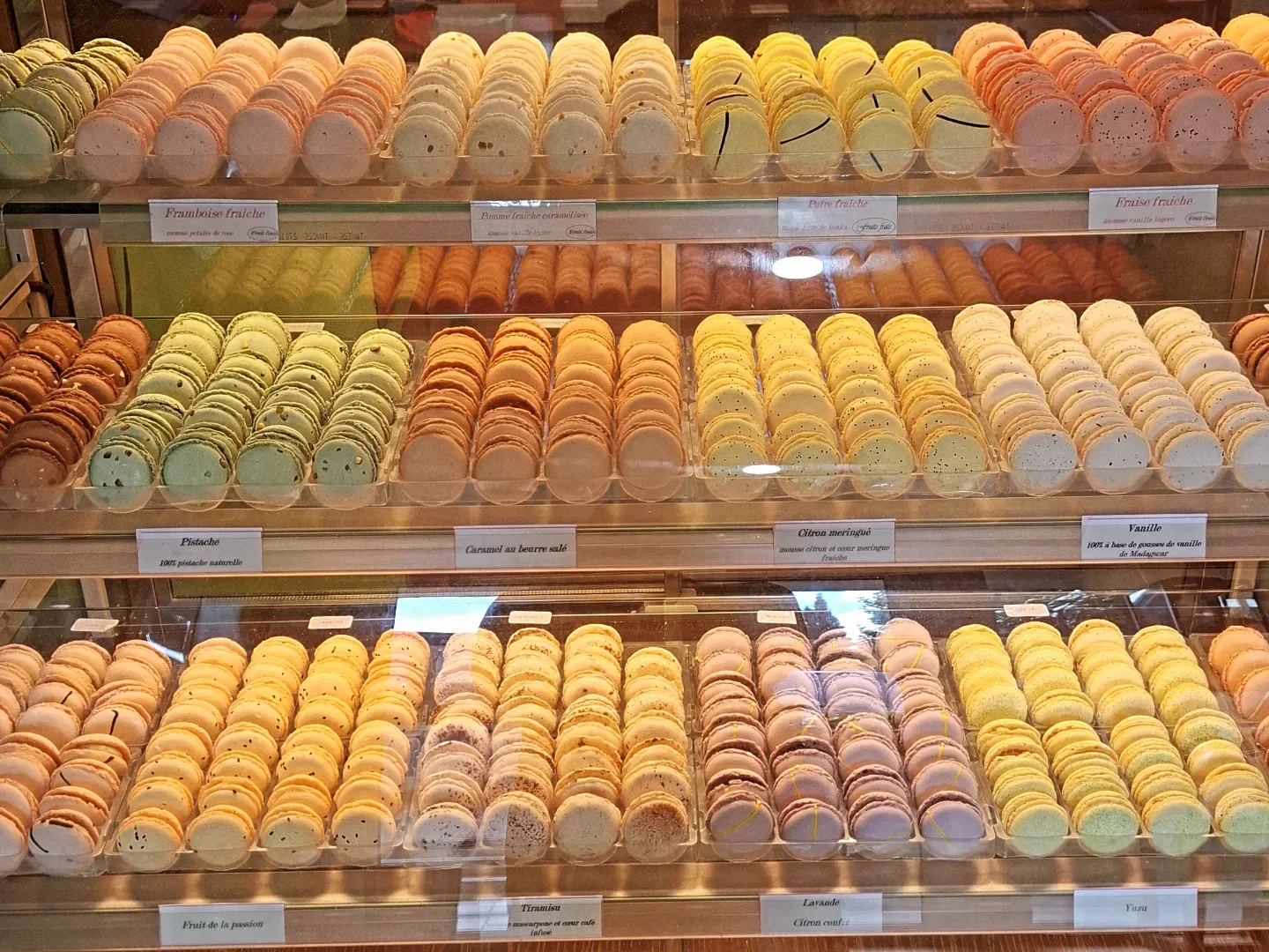 Vitrine intérieure de la boutique Les Macarons de Caroline, présentoir réfrigéré rangée par parfum